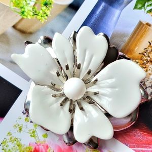 Vintage signed Sarah Coventry brooch